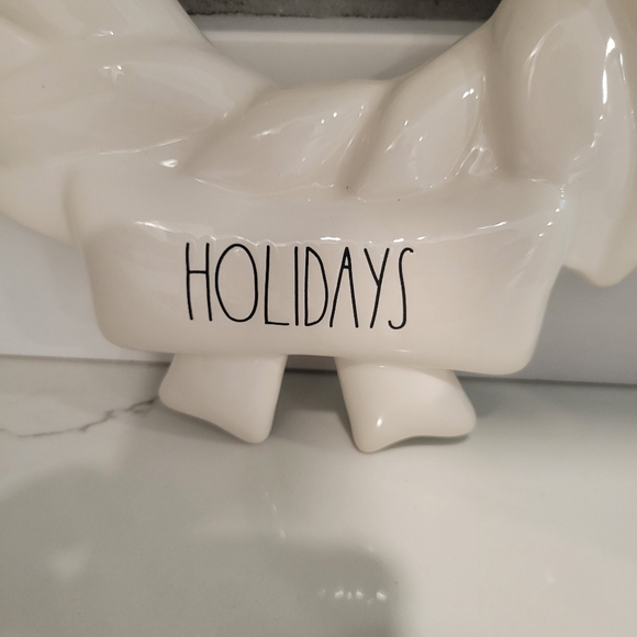 Rae Dunn Happy Holiday's Ceramic Wreath 11.5" X 9.5" - Picture 4 of 4